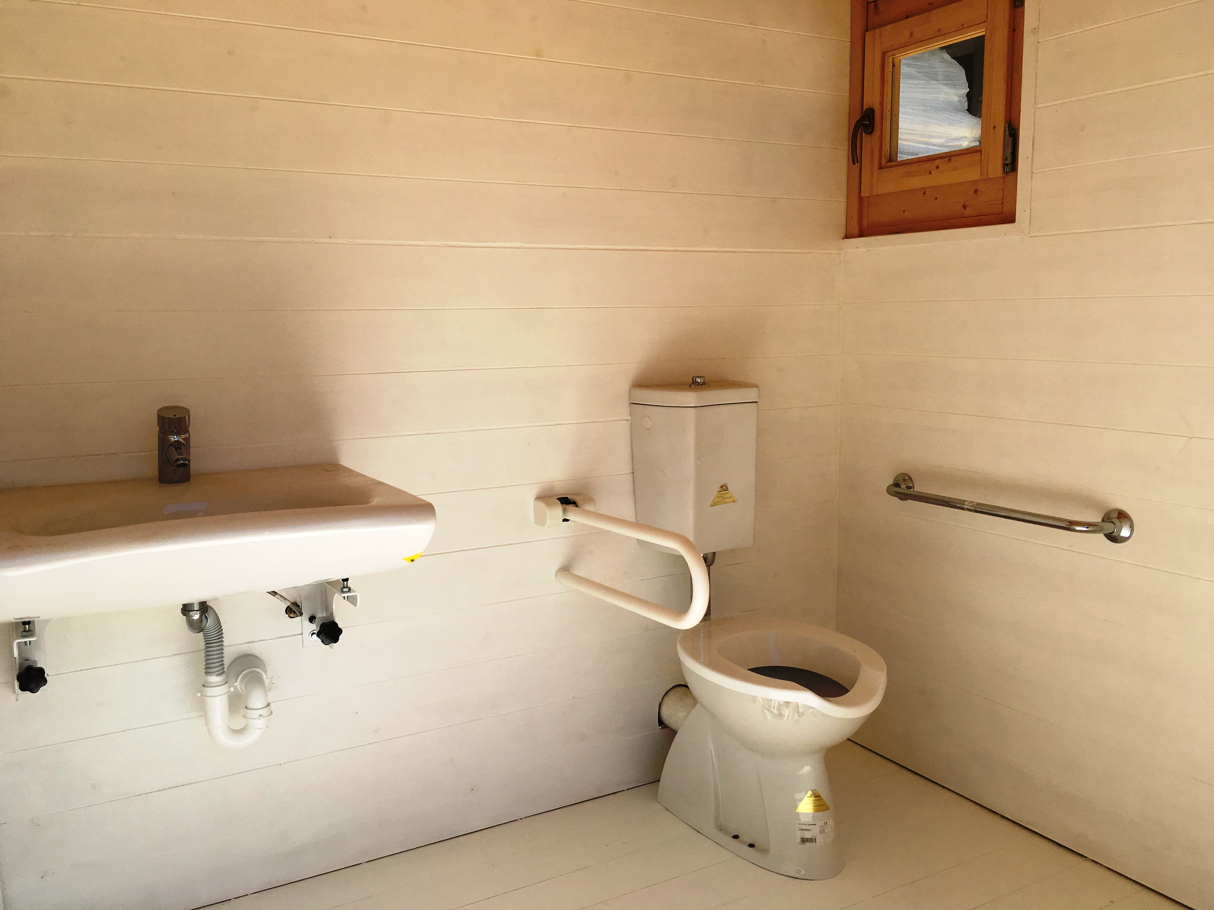 bagno disabiloi in legno interno smaltato