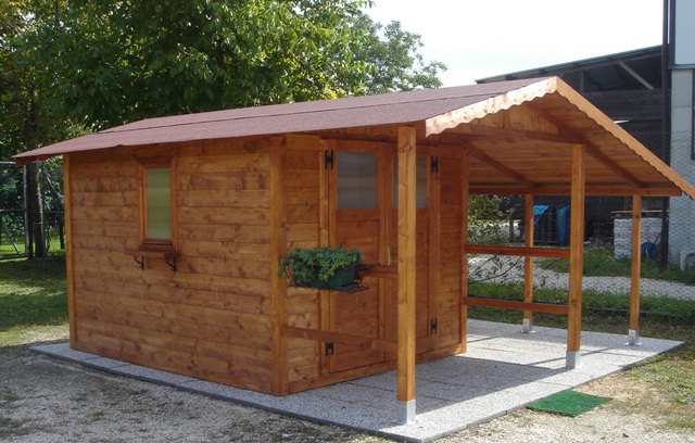Casetta di legno con veranda anteriore e tettoia