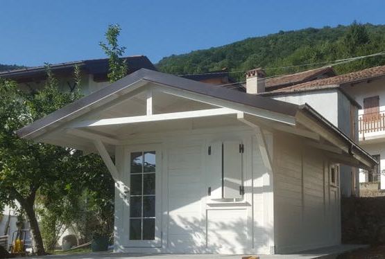 casetta in legno con pannelli fotovoltaici 2017